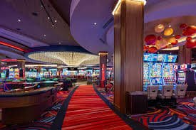 Layar permainan baccarat menampilkan area taruhan dengan opsi Player, Banker, dan Tie