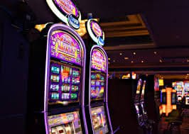 Meja blackjack dealer langsung dengan antarmuka seluler yang menunjukkan chip permainan dan kartu